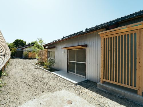 奥が1棟貸しハウス、手前がシェアハウス（3部屋）