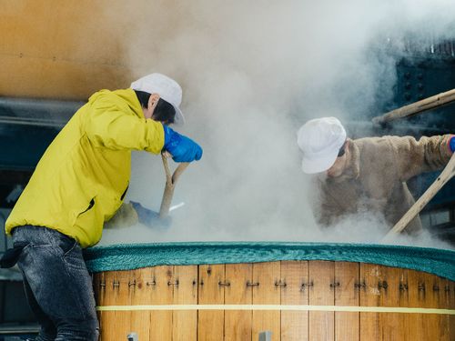 スチームで蒸す酒蔵が多い中で、伝統的な「和釜」での蒸米にこだわります。