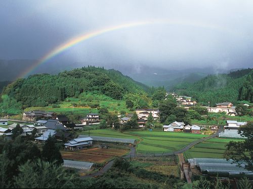 虹ががかかる太良路集落。連綿と育まれてきた田園風景を守るための仕組み、また担い手の販路の構築が急務となっています