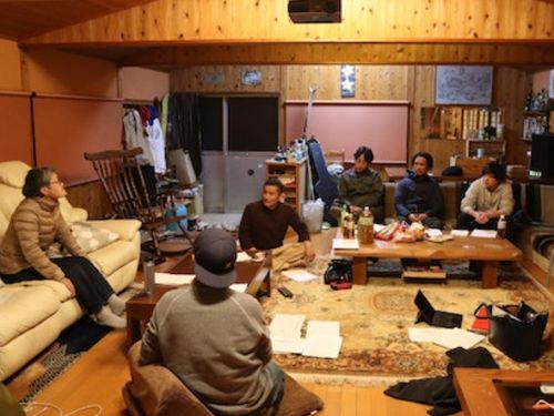新規就農者などで構成する生産者団体「曽爾風土（FOOD）」の会合風景。農林業公社も販路開拓や共同配送などでサポートします