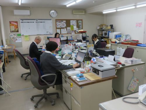 事務所では事務局長と職員3名で業務に携わります