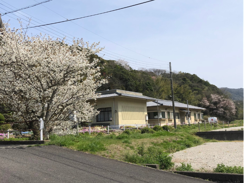 湯の川荘（手前）と伊加利コミュニティセンター（奥）