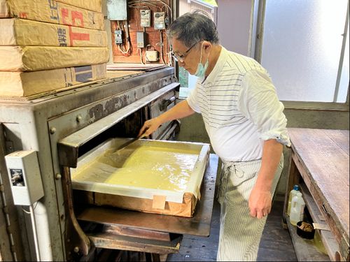 店主の小澤さんが丁寧にお菓子作りを教えてくれます。