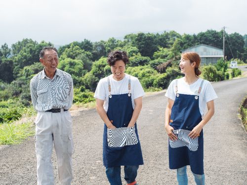 木原さん（みかん農家、写真左）と奥さんご夫妻（蕎麦粉スイーツ、写真中・右）はとっても仲良し！