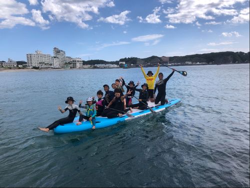 複数家族が1つのサップに乗り、交流が深まります！