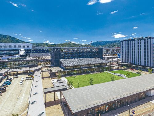 新幹線開業に向けて開発が進む敦賀駅前