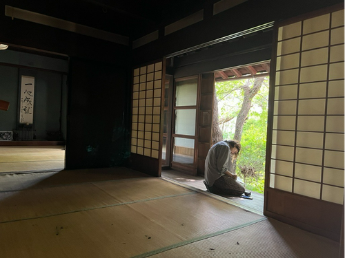 築古ですが立派な建物です。お庭を望む縁側も兼ね備えています。