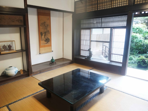 庭を臨んで静かな時間が流れていく