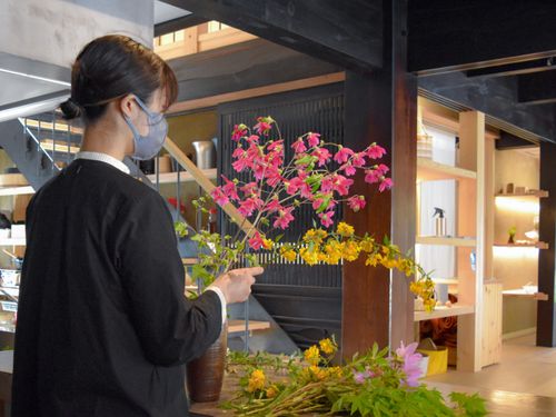 視覚・嗅覚から里山の四季を味わう。須貝邸を訪れる方に新庄村の四季を草木花々から感じていただきたい。村の達人のサポートを受けながら、村内に咲く草木花々を、女将が摘んできて須貝邸に活けています。