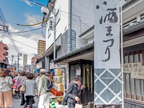市の中心部で行われる「酒まつり」
