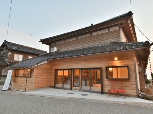 TOGISOの外観。通りに面してカフェスペースがあります。