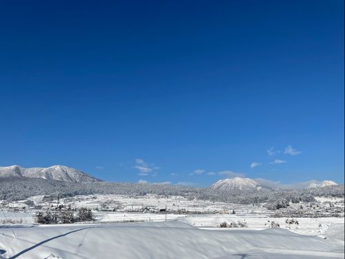 冬季の飯綱町は雪に覆われ、美しい銀世界に様変わりします