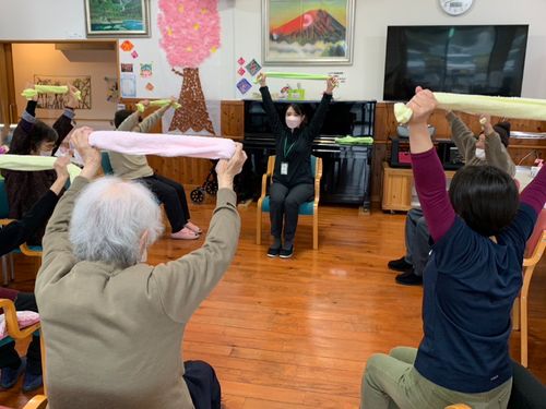 福祉施設で活躍する大人の島留学生の様子