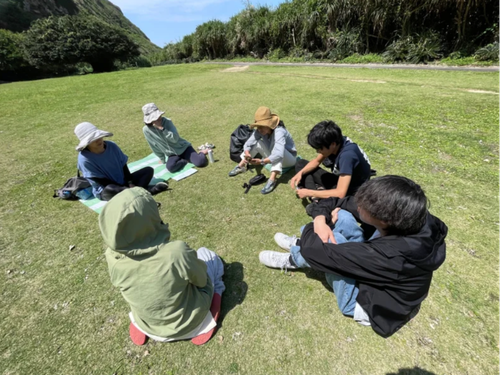 沖永良部島の国立公園で対話している様子