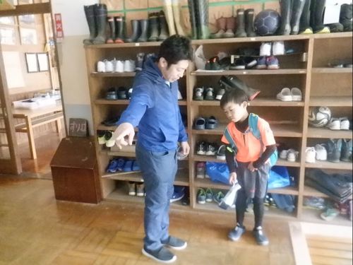 学園生と話す指導員
