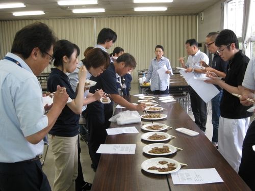 商品開発のための試食会の様子