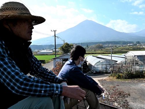 花屋の屋根からガーデンを見渡す信英さんと喜田さん。