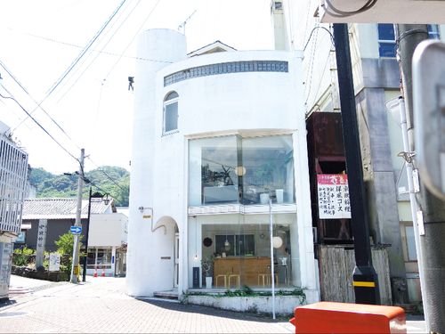 小浜町在住デザイナー、古庄悠泰さんの「景色デザイン室」外観。1Fは休日に営業するカフェ。