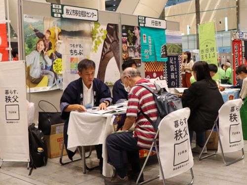 移住相談フェアで移住相談中！疑問や課題を解決します
