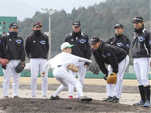 NOMOベースボールクラブの選手による少年野球教室