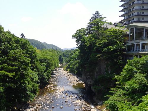 秋保温泉は、里山に囲まれた都市型リゾート。仙台市街地から約30分。