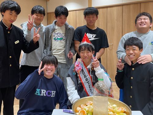寮生の誕生日お祝い中。心優しき寮生は、スタッフの誕生日を祝ってくれたりもします。