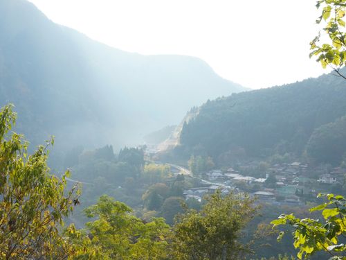 川上村は紀伊半島の中心に位置する村で、吉野川・紀ノ川の源流にあります。本流から葉脈状に支流に別れ、２６個の集落があります。