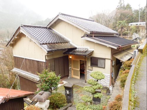 【ツアーで見学するところ① 住まいる住宅】村が空き家を改修し、主に子育て世帯に賃貸する住宅です。都会と変わらない住宅の村営住宅もありますが、昔ながらのおうちには面白さがたくさんあります。例えば立地の関係で、地下に降りる階段があるとか…！