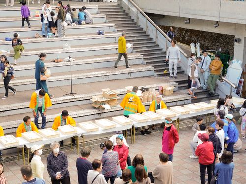 【川上村のようす】毎年１１月に村のイベントの山幸彦祭りがあり、今年も開催されました。イベントでは地域のお母さんたちが作る焼きそばや豚汁などが食べられて、ほっこりします。最後には村恒例の「餅まき」が行われました。丸いお餅が空を舞う風景にいつも驚かされます。