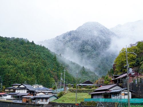 山の中をお裾分けしてもらったような場所にみんな住んでいます。現代の車が入らないような小さな道が集落の中に張り巡らされていることを考えると、昔の人は重たい木を自分で運んで立てていたのかな？と想像できます。