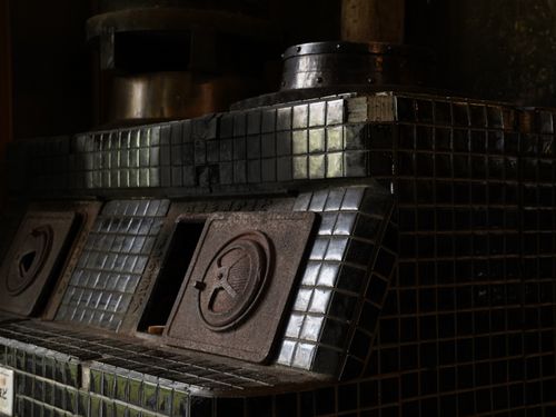 中には釜戸や、もしかしたら五右衛門風呂が残っているお家もあるかもしれません。電気ではない暖のとり方ができたり、火でまったりと炊いたご飯が食べられる幸せがありますよ。