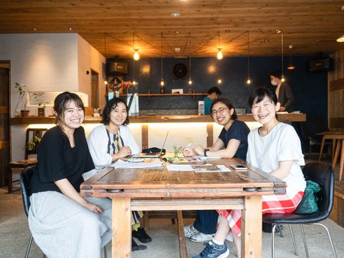 リトルプレス「つぎはぎ」編集部のみなさん。観光では出会えない人や風景を案内してくれます
