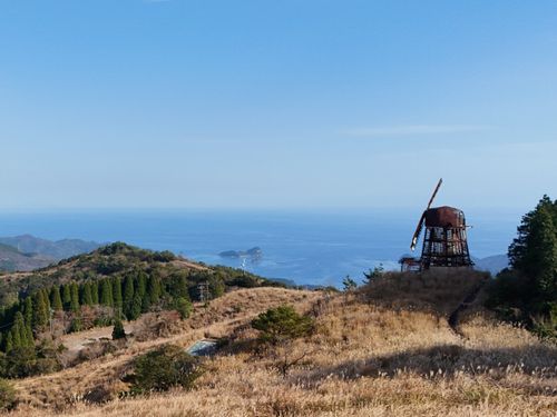 初冬の鏡山（標高６４５ｍ）から日向灘を臨む
