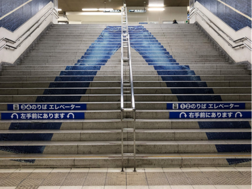 倉敷市児島の玄関口JR児島駅内の階段に繊維のまちらしいジーンズの絵が描かれている