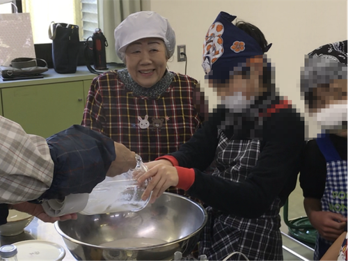 小学生が地域の産品加工グループとこんにゃく作り！おばちゃんも笑顔！