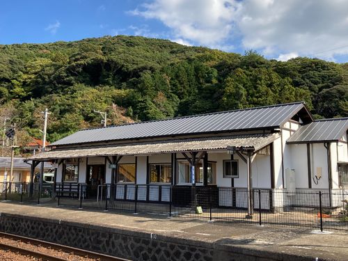 JR山陰本線のホーム側から見た＃さんちゃんち。