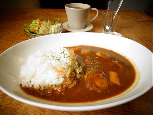 直島にあるカフェで人気のシーフードカレー