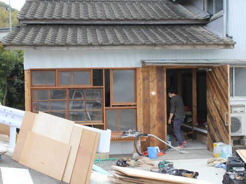 改修作業中の空き家（外観イメージ）