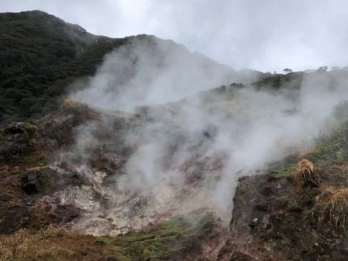 地熱蒸気の噴気孔「ひんぎゃ」
