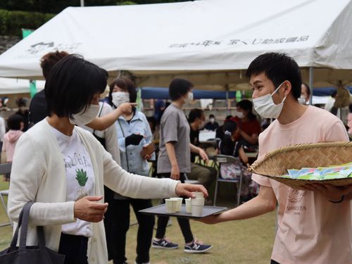 5月は新茶の季節！来訪者に新宮茶をPRしたり