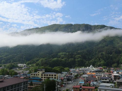 町の中心部を見下ろすようにそびえる宇霊羅山