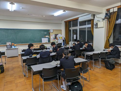 席は決まっておらず、思い思いの場所で勉強する生徒さんたち
