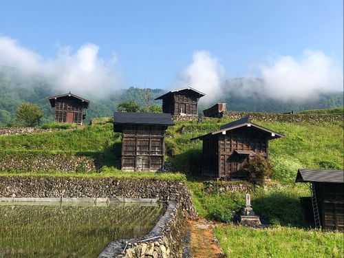 山と石積み棚田と板倉の作り出す独特の景観が美しい種蔵集落
