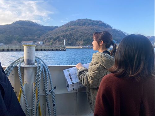 船の上から島の様子を見学