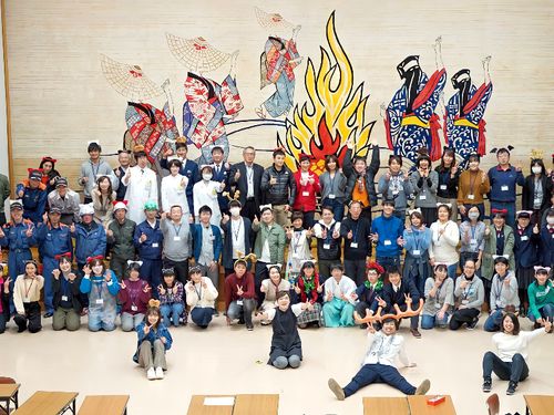 みらいの学校が主催するが小学生向け職業体験イベントの集合写真