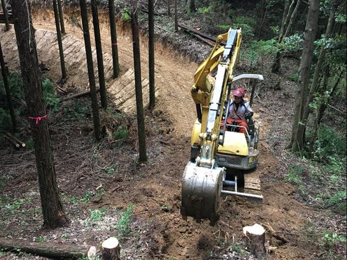 重機を使った作業道開設の様子