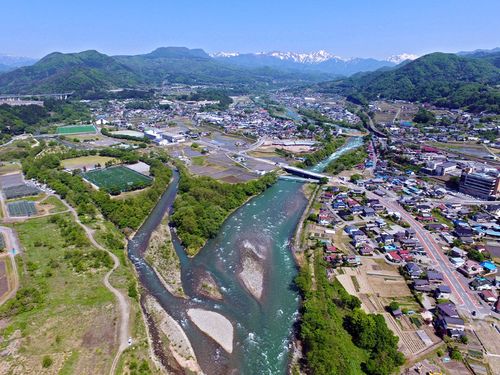 みなかみ町の全景（利根川と谷川連峰）
