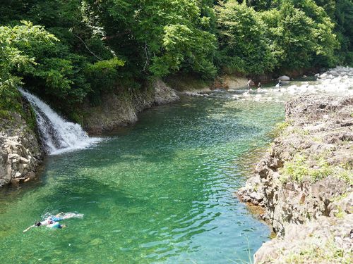夏場は子どもも大人も思いっきり川遊び！