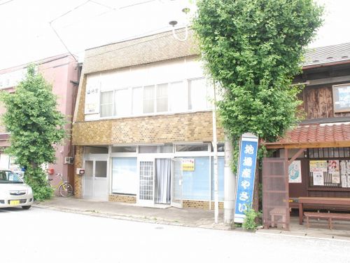 「まちタネ！」は、駅の階段を降りた目の前にあります。隣は、観光案内所です。
