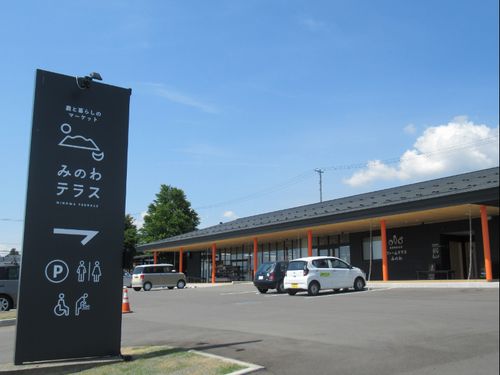 ファームテラスみのわ（産地直売所）では自由行動時間もあります